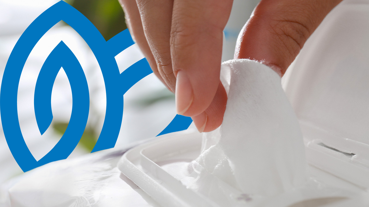 Embalagem de toalha umedecida intima da HIGIECARE sobre uma bancada, ideal para a higiene externa feminina.