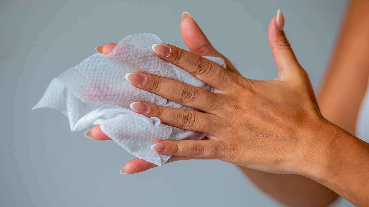 Comparativo mostrando a diferença entre lenço e toalha umedecida da HIGIECARE ao lado de um bebê.